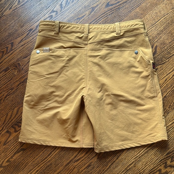 Western Rise gold 4-way stretch water resistant tech fabric travel shorts. XXL. - Picture 4 of 8